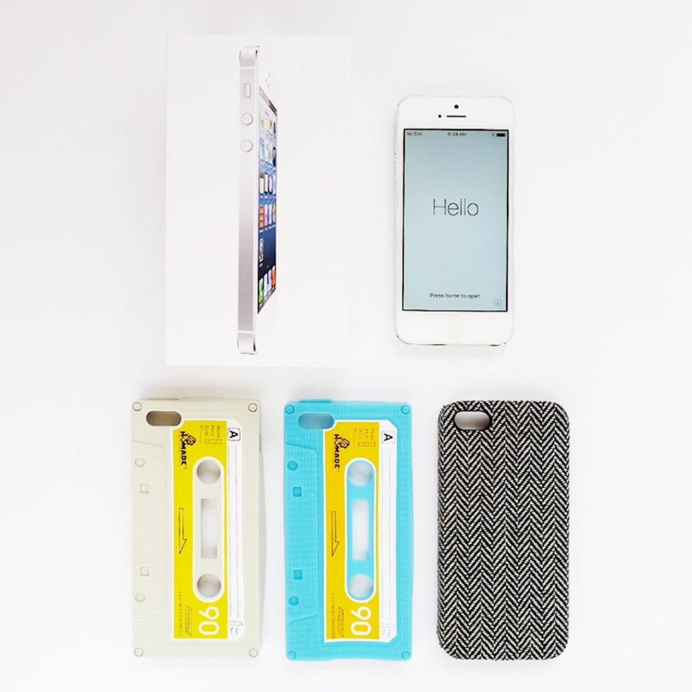 APPLE IPHONE 5 16GB White AT&T Lot/Bundle + 3 Cases (Herringbone, Cassette Tape)